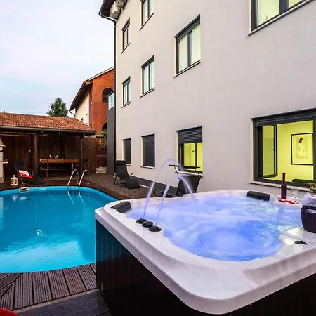 2 Bedroom Cozy In Kastel Kambelovac Apartment *