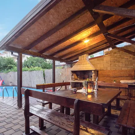 Apartment 2 Bedroom Cozy In Kastel Kambelovac Kastela