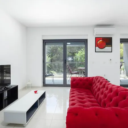 Apartment 2 Bedroom Cozy In Kastel Kambelovac