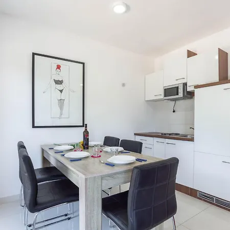 2 Bedroom Cozy In Kastel Kambelovac *