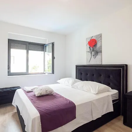 2 Bedroom Cozy In Kastel Kambelovac Apartment