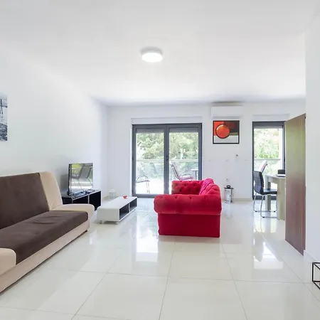 2 Bedroom Cozy In Kastel Kambelovac * Kastela