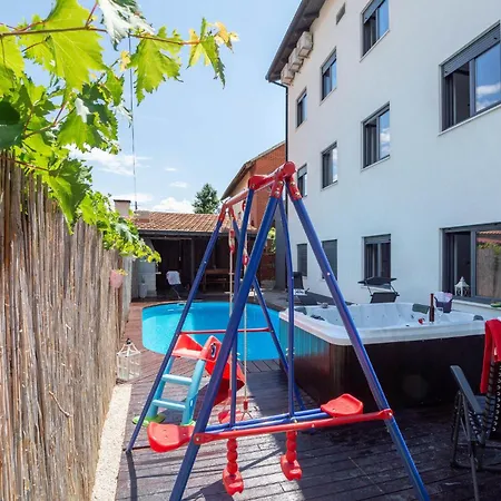 2 Bedroom Cozy In Kastel Kambelovac Apartment